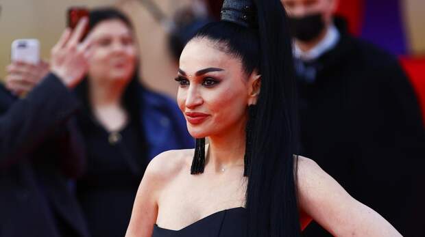 Боди с эффектом голого тела и кусты под мышками: показываем, за что блогершу Алину Ян внесли в черный список ММКФ