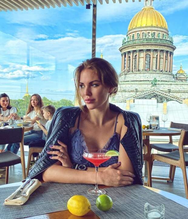 Дочь Сергея Доренко - Ксения Доренко в ресторане с видом на Исаакиевский собор