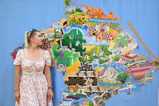 В Крыму презентовали вышитую карту полуострова ко Дню России