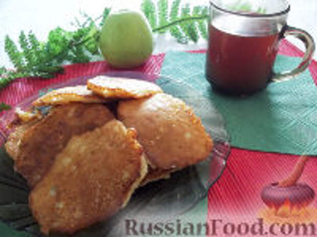 Фото к рецепту: Оладьи с яблоками и корицей