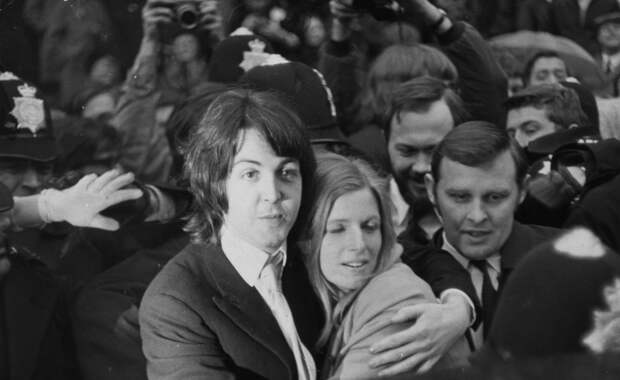 Пол и Лина Маккартни в Париже, 26 ноября 1982 года