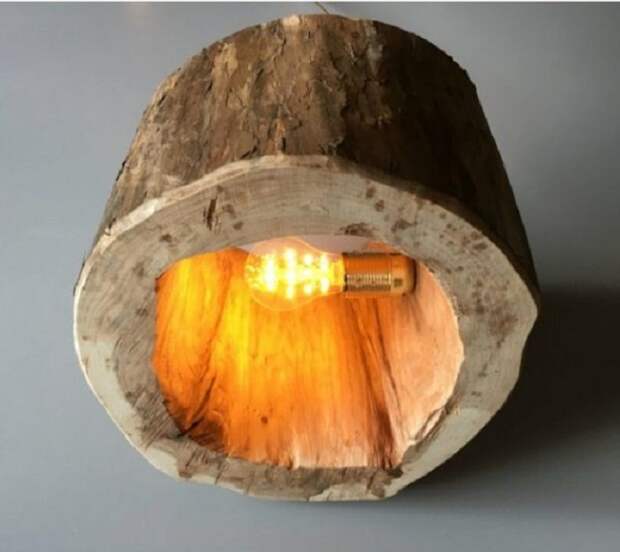 Лампа из среза дерева, что станет находкой и крутым решением для интерьера.