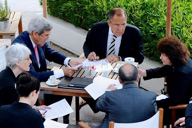 Сергей Лавров и Джон Керри на финальной сессии переговоров по уничтожению химического оружия Сирии, 14 сентября 2013 года. 