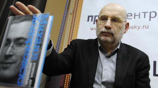 Был писателем, а стал фигурантом дела: суд ужесточил наказание Борису Акунину*