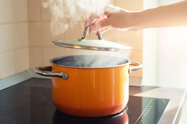 Химик Дорохов: царапины на сковороде могут навредить организму