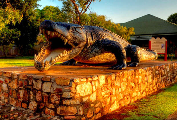 Памятник восьмиметровому крокодилу Кристины Павловской в городе Нормантон