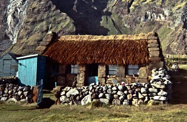 Типичное жилье на Тристан–да–Кунья до 1961 года...