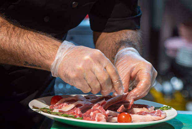 Ресторатор объяснил жалобу на требования к хранению готовой еды в магазинах