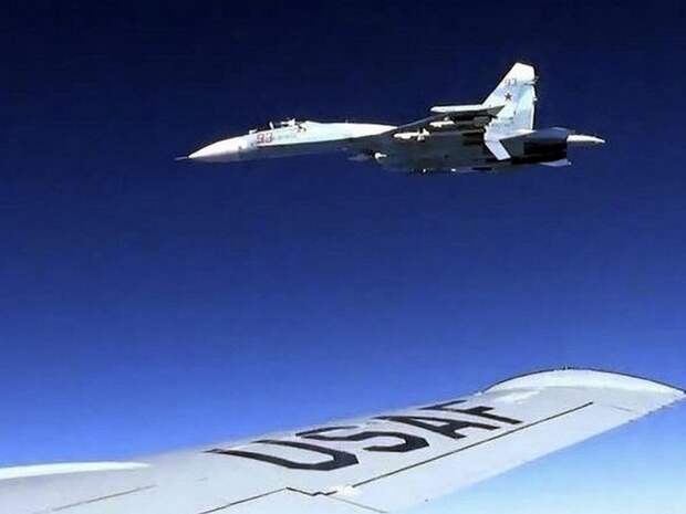 СМИ: Су-35 РФ уже полгода “кошмарят” F-22 США возле Аляски