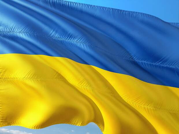 В Петербурге на ЛЭП при помощи дрона повесили флаг Украины