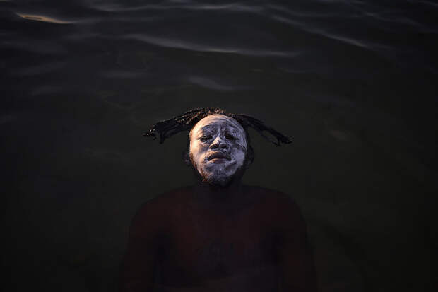 Беженец из Конго в водах залива Гуанабара на пляже Рамос