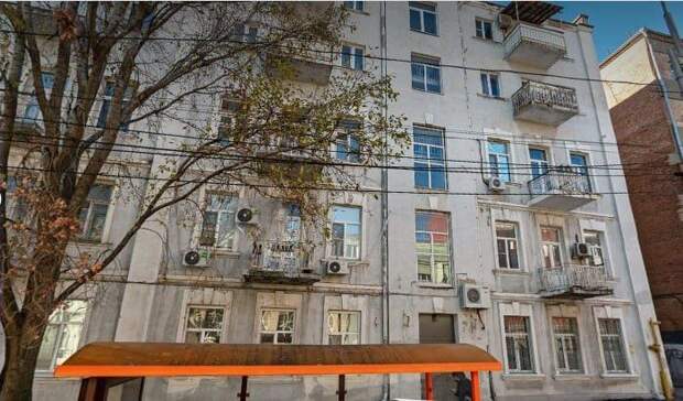 В центре Ростова на улице Советской в пятиэтажном доме обрушилось два балкона. Подробности ЧП
