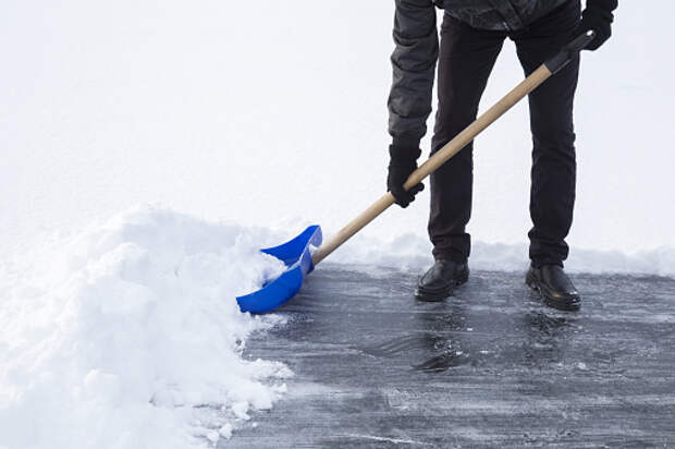 Кадеты школы на 7-й Северной линии помогли ветерану с уборкой снега