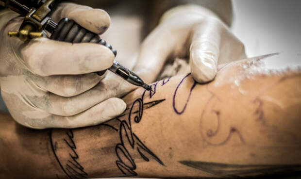 В РФ предложили запретить работать татуировщикам без медобразования