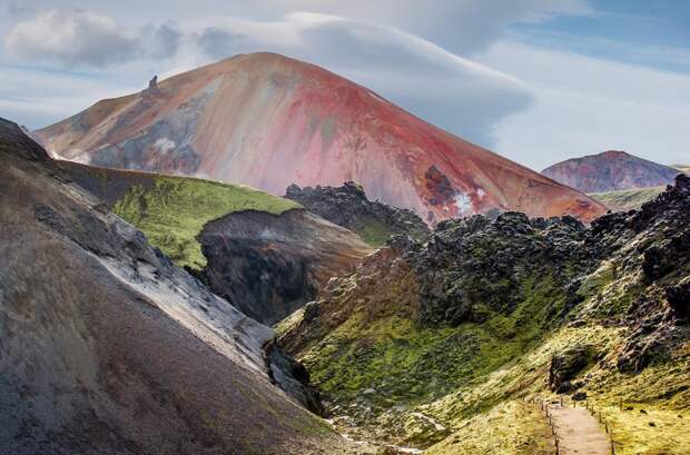 Ландманналаугар (Landmannalaugar) – это область в южной Исландии, которая является родиной странных и красивых геологических формирований. Разноцветные горы риолита привлекают сюда множество туристов, захватывая дух любого путешественника.