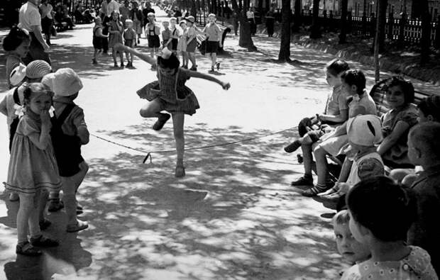 Дети и воспитательница проводят разные игры на Тверском бульваре.