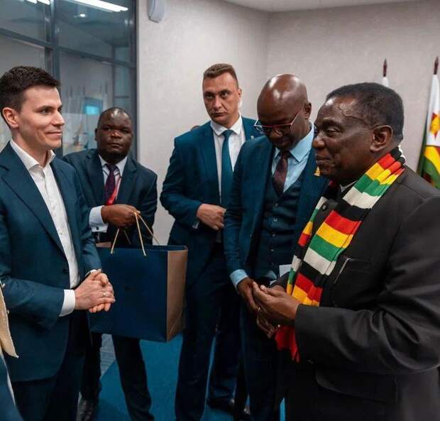 Президент Зимбабве посетил базу санитарной авиации Ростеха