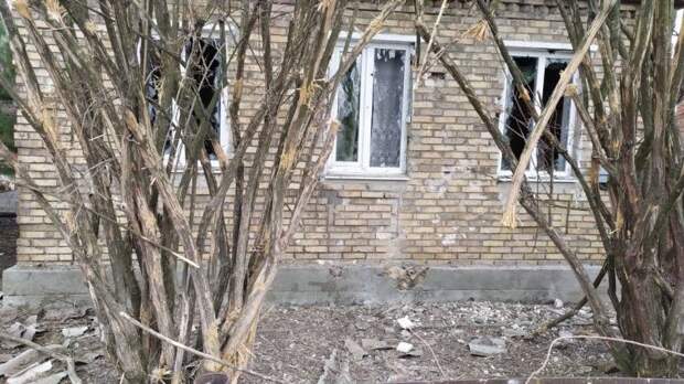 Опубликованы фото обстрела жилого дома и водовода в Донецкой области
