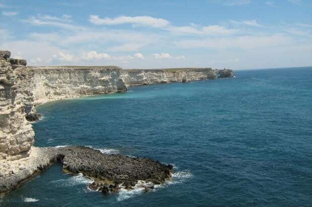 В Крыму спасли туристку, которая упала со скалы высотой 50 метров