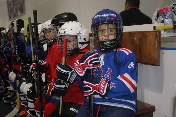 Большинство хоккейных школ берут детей в группы с 5 лет.