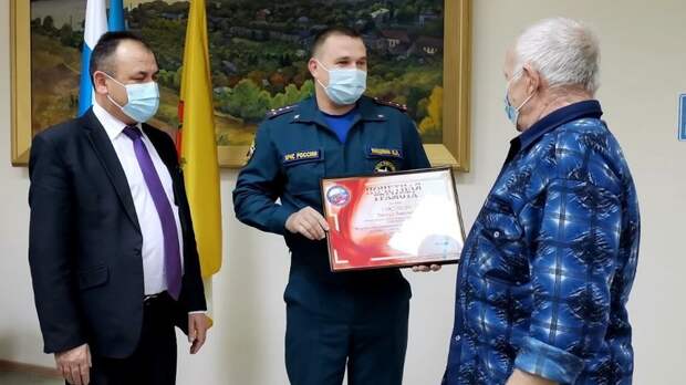 В Ульяновской области вручили почётные грамоты супругам, спасшим соседку при пожаре