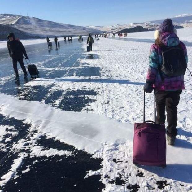 Туристы с чемоданами массово переходят Байкал из-за очередей на хивусы Ольхон, байкал, туризм