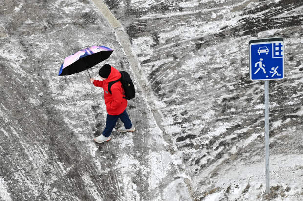 Желтый уровень погодной опасности объявлен в Московском регионе из-за гололедицы