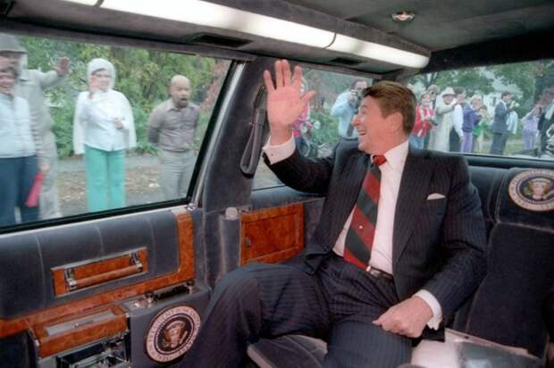 Рональд Рейган и его Cadillac в 1983 году: тоже велюр велюр, кожанный салон, салон