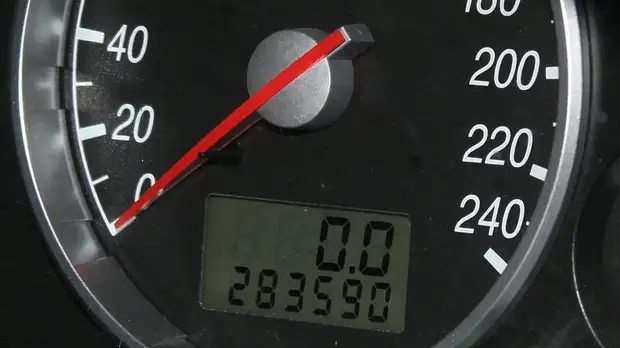 Автоэксперт Кадаков рассказал, как установить реальный пробег подержанной машины