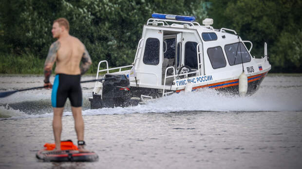 В Ростовской области пару из Петербурга унесло в открытое море на сапборде