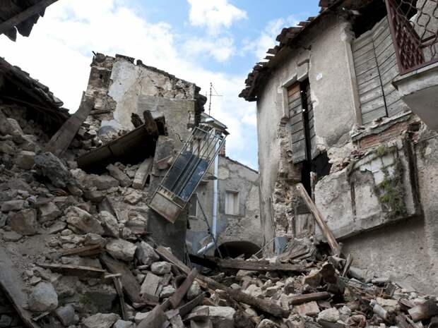 Число жертв землетрясения в Турции превысило 4,5 тыс. человек