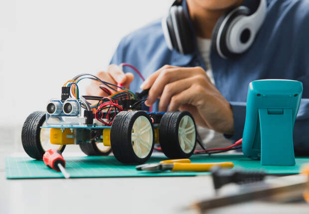 Что подарить мальчикам в школе на 23 февраля: список из 100+ идей подарков для одноклассников