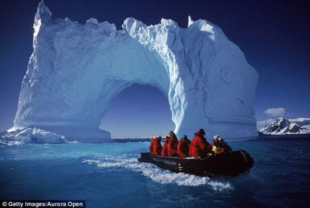 Интересный факт: растопленные куски айсбергов, выловленные у берегов, часто используют для изготовления экологически чистых продуктов. В этих же целях айсберги иногда буксируют к берегу. айсберг, канада, красиво, океан, путешествия, туризм, туристы, фото