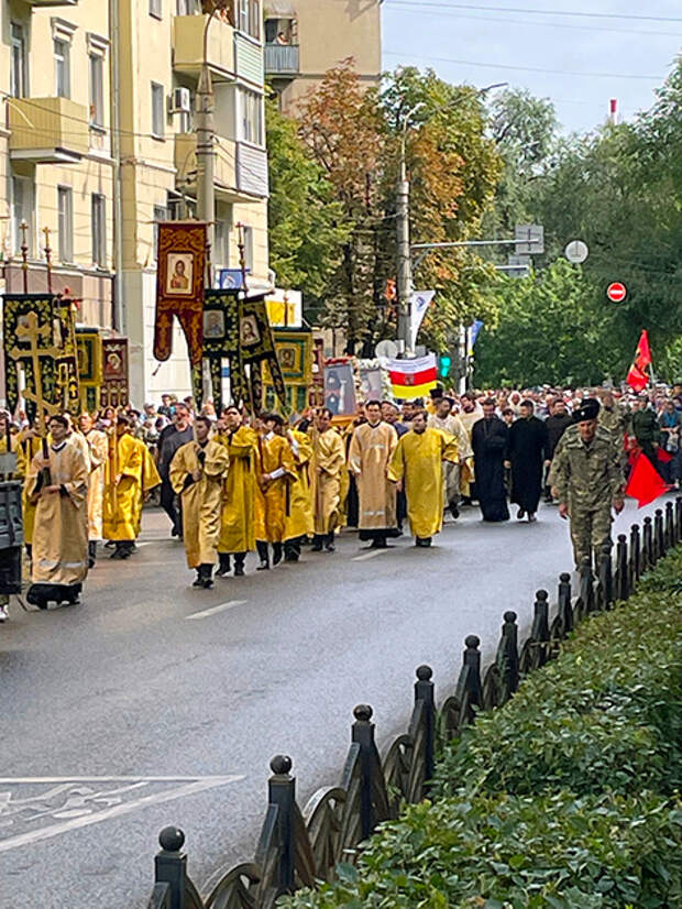 На фото: крестный ход по случаю обретения мощей св. Митрофана собирает тысячи верующих.