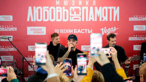 Баста дал концерт в метро