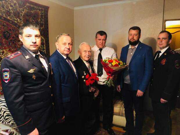 Поздравление ветеранов. Фото: Пресс-служба УВД по САО