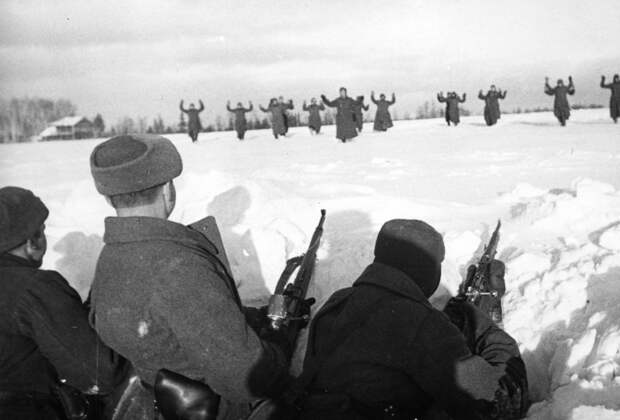 Немецкие солдаты сдаются в плен красноармейцам во время битвы за Москву. Зима 1941 — 1942 гг. история, смотреть, фото