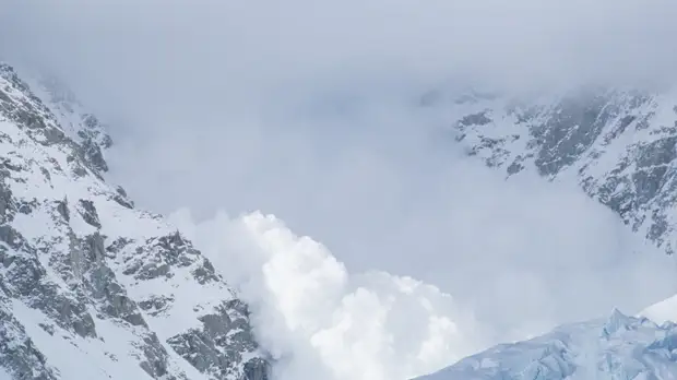 Лавинная опасность сохраняется в пяти российских регионах