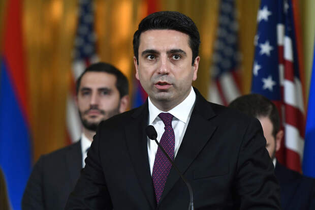 Спикер Симонян: власти Армении не обсуждают досрочные выборы из-за протестов