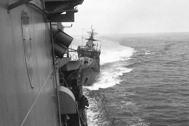 https://360tv.ru/media/uploads/article_images/2018/11/20469_800px-USS_Caron_DD-970_collision.jpg