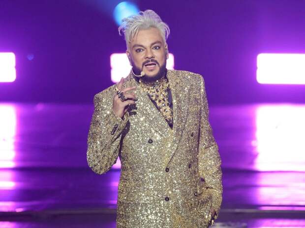 «Да он еще ого-го»: Киркоров соблазнил молодых фанаток смелым танцем на сцене