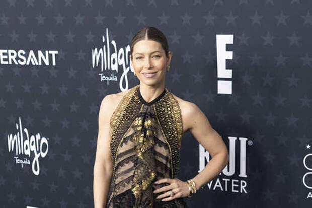 «Ярко и смело»: Джессика Бил очаровала публику платьем с дерзким разрезом на спине