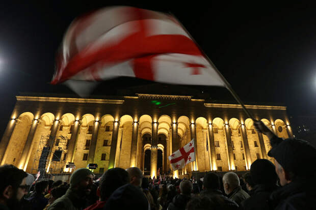 В Тбилиси протестующие против итогов выборов в Грузии начали марш к парламенту