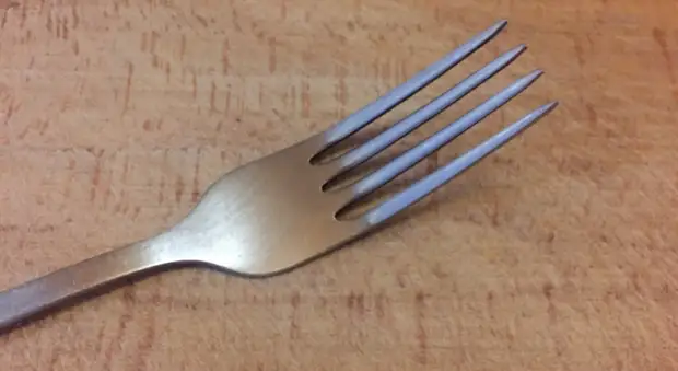Фото: Девушка случайно проглотила.. вилку Девушка случайно проглотила.. вилку
