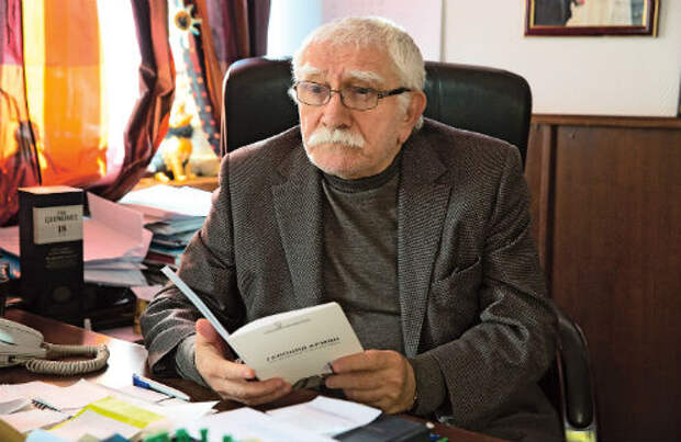 Армен Джигарханян отказался общаться с уволенными работниками