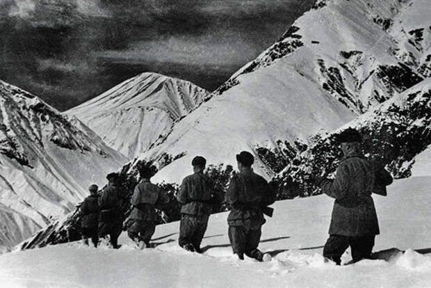 Заглавное фото. Советские войска наступают на Кавказе в условиях зимнего времени