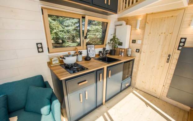 Благоустроенная кухня порадует обстановкой и функционалом (модель The ia Orana). | Фото: tinyhouse-baluchon.fr. Благоустроенная кухня порадует обстановкой и функционалом (модель The ia Orana). | Фото: tinyhouse-baluchon.fr.