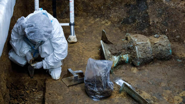 Китайские археологи нашли в древней гробнице подвески с изображением дракона