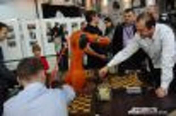 А в холле медиацентра все желающие могли сыграть в шахматы с роботом, которого привез заслуженный тренер РФ Константин Костенюк.