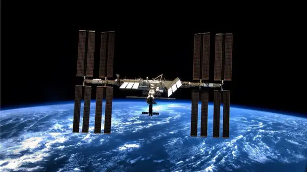 МКС скорректировала орбиту для уклонения от обломка китайского спутника